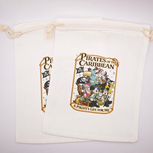 Juego de 2 bolsas con cordón de Mickey Pirates Life For Me, color blanco (6 x 8 pulgadas)