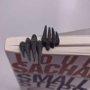 Creepy 3D-Printed Claws Bookmark - Unique Horror-Themed Page Holder, Perfect Gift for Bookworms and Gothic Decor Lovers