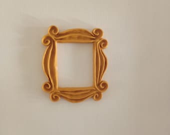 Cornice spioncino Friends: decorazione per porta gialla stampata in 3D
