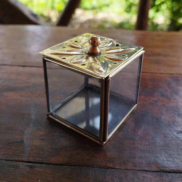 Vintage boîte carrée/petite/boîte à bijoux en verre et laiton/soudée à l'étain/couvercle dessin fleur/mariage/cube de verre/coffret alliance