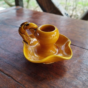 Vintage kaarsenhouder met handvat gesigneerd Vallauris/geelbruine keramische kaarsenhouder/handgemaakte creatie/jaren 50/fantasie/utopisch/kwaliteit/kunst
