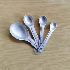 Vintage Aluminum Metal Measuring Spoons Oval Nesting Set of 4 on Ring MCM  Retro