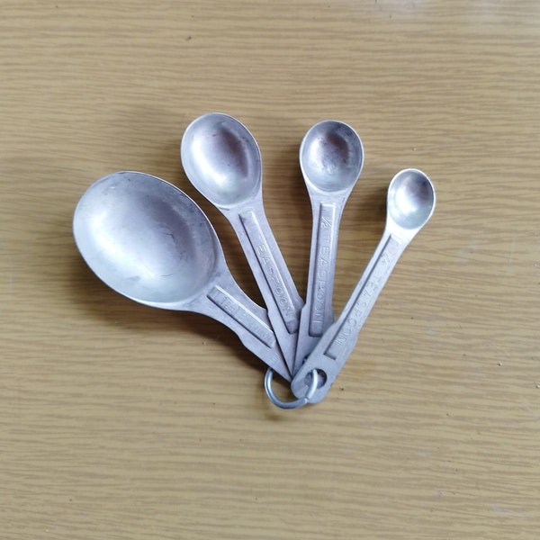 Vintage set of 4 old American aluminum measuring spoons of different sizes/dosed in Teaspoon/precise measurement held by a ring