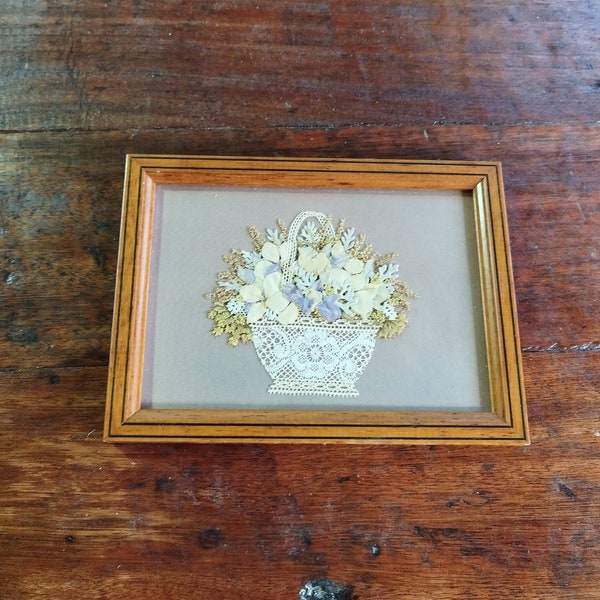 Vintage artisanal traditionnel petit cadre en bois panier en dentelle avec ses fleurs séchées décoration épurée nature simplicité épuré fête