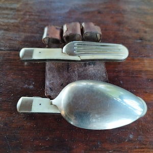Vintage couverts de voyage pliants XIX è/service en acier et os dans leur étui en cuir/couverts à pique-nique/antiquité/brocante/collection