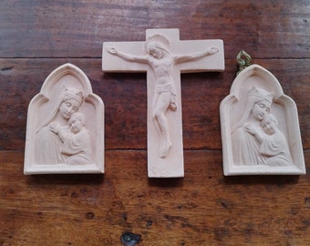 Vintage religious decoration/low relief to hang/to pose/in pink plaster/Madonna with child and crucifix/Catholics/religious articles/art