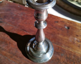 Vintage-Kerzenständer aus silberweißem Metall mit seiner Bobèche/seltener Fackel-Kerzenständer/Lichthalter mit rundem Sockel/Schaft/Baluster/Kerze/