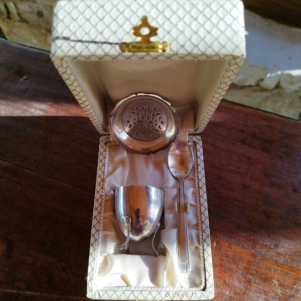 Vintage coffret de baptême/cadeau de naissance/soucoupe ouvragée/coquetier tripode patte de poule/cuillère argent/poinçonné/orfèvrerie/bijou