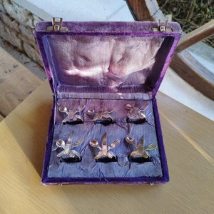 Servicio vintage de 6 servilleteros redondos de latón/caja de terciopelo morado/atípico/original/cabujones en forma de cubiertos/regalos