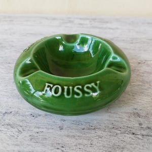 Cenicero redondo vintage marca Foussy/color verde/proceram/fabricado en Francia/objeto publicitario de cerámica/letra en relieve/decoración elegante/arte