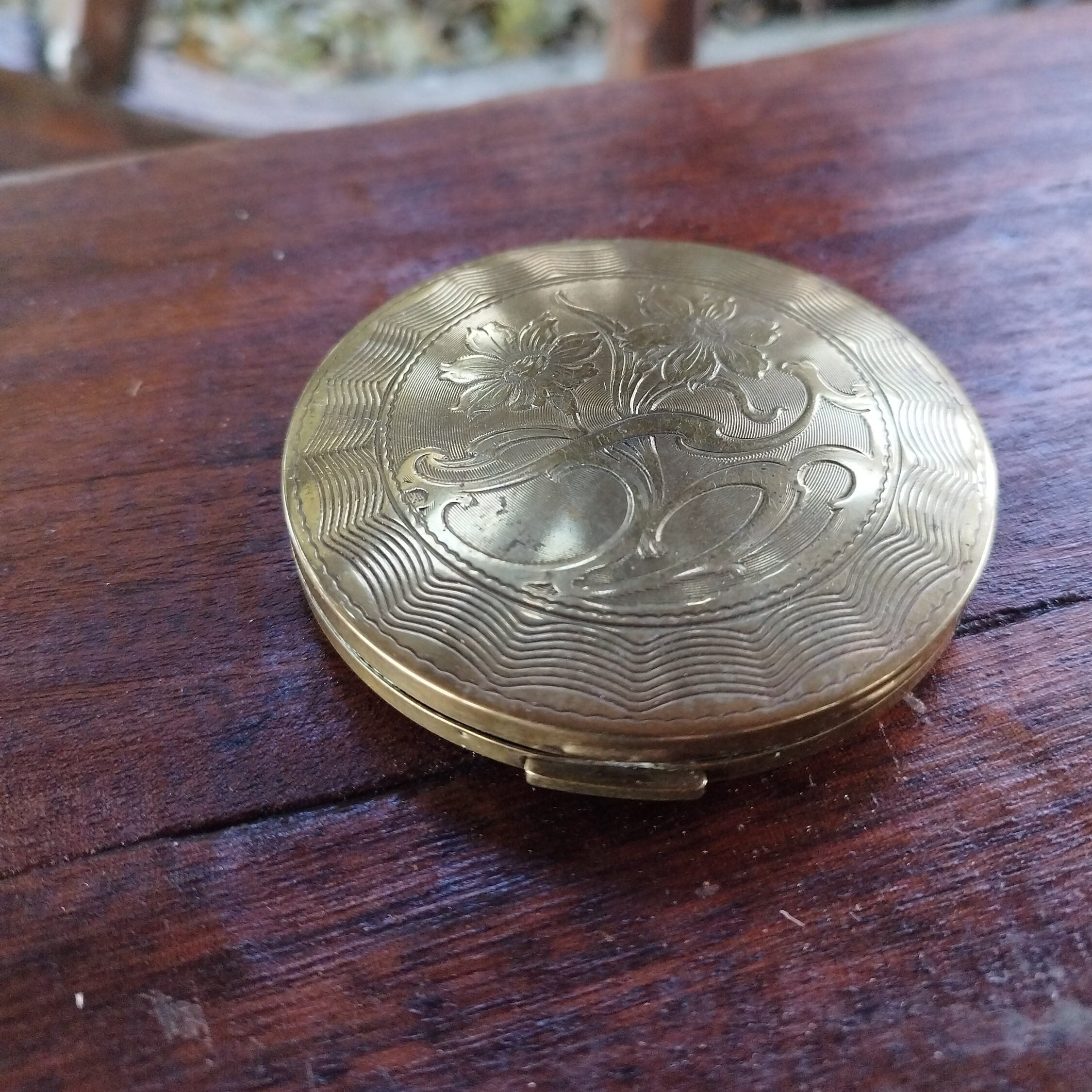 Powder compact in gilded metal 1940 Marquis Paris  elegant engraved with flower ice cream powder puff goldsmith perfumery collector vintage