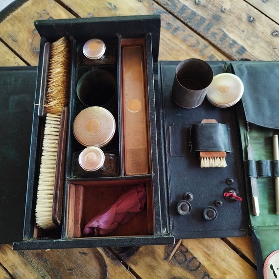 Trousse de toilette de voyage en cuir antique, France