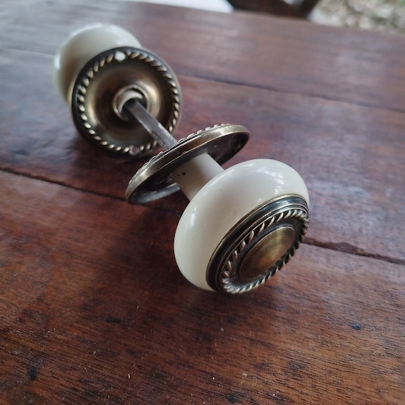 Poignée De Porte Ronde En Céramique Vintage - Style Shabby Chic Gris Foncé Sur Blanc, Fait Main, Pour Meubles