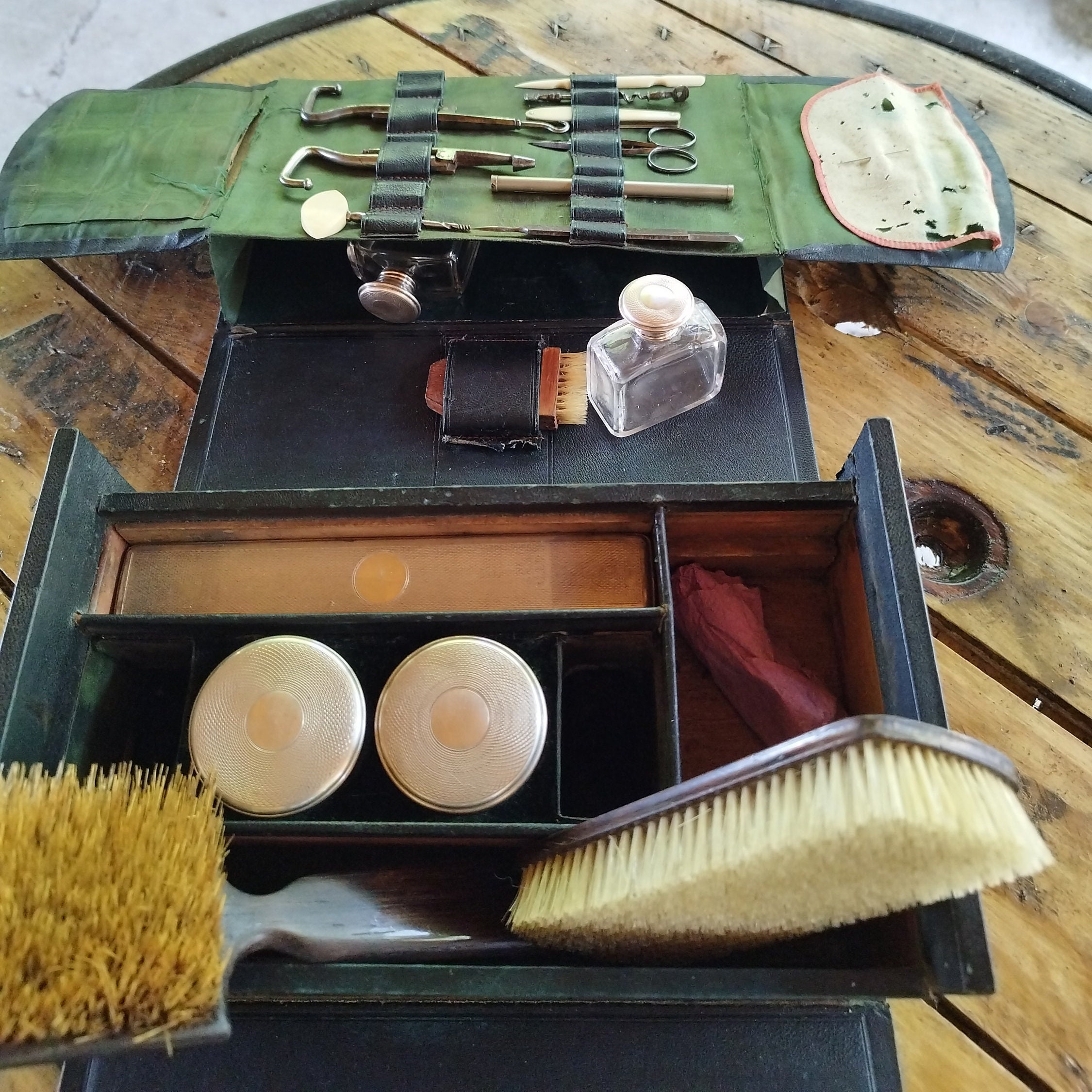 ANCIENNE TROUSSE DE toillette de voyage avec couvercles en argent