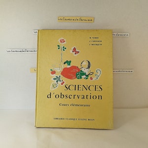 以下が含まれることがあります： 「SCIENCES d'observation」というタイトルと「Cours élémentaire」というサブタイトルが書かれた黄色の本。本の表紙には、赤い髪の女の子が虫眼鏡でシダを見ている様子が描かれている。この本はLIBRAIRIE CLASSIQUE EUGENE BELINによって出版された。