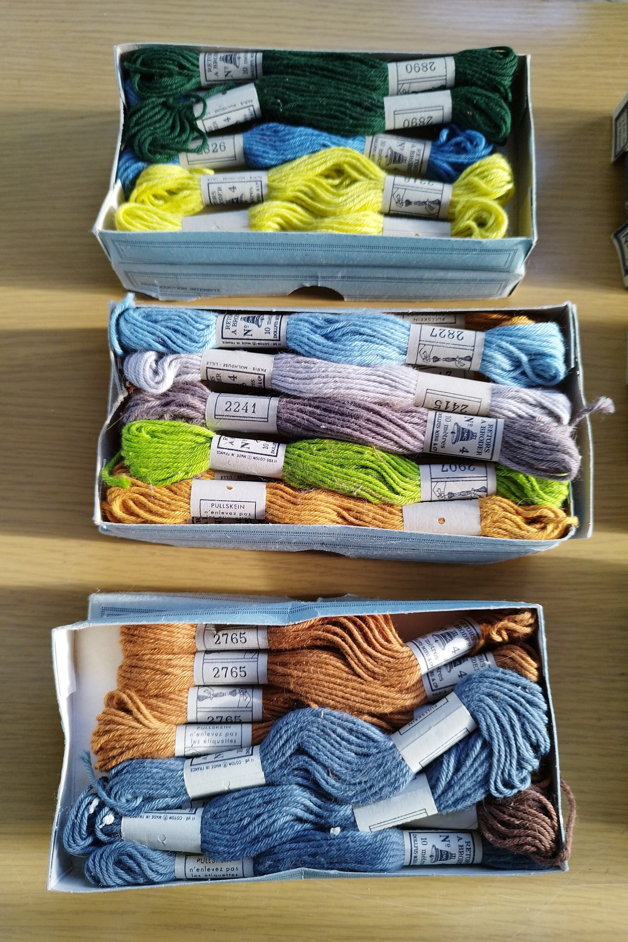 Boîte vintage de fil à broder DMC - 5 x 10 mètres de fil de coton à broder bleu, Dollfus-Mieg & Co Paris-Mulhouse-Lille - France