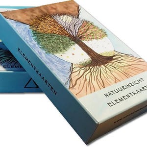 Peut inclure: Une boîte bleu clair de cartes de tarot Elementkaarten. La boîte présente une illustration à l'aquarelle d'un arbre avec des racines, un tronc, des branches et des feuilles de différentes couleurs. Le texte "ELEMENTKAARTEN" est imprimé sur le côté.