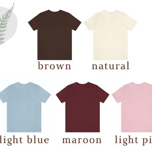 Peut inclure: Cinq t-shirts de couleurs diff&eacute;rentes&nbsp;: marron, naturel, bleu clair, bordeaux et rose clair. Les t-shirts sont tous du m&ecirc;me style, avec des manches courtes et un col rond.