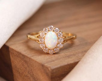 Anillo de ópalo chapado en oro de 18 quilates con halo de diamantes – Anillo de piedra natal de octubre – Elegante anillo de ópalo – Regalo para ella