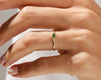 Baguette Emerald Ring / Thin Emerald Band / 14k Solid Gold Baguette Gemstone Ring / Minimalist Birthstone Ring for Women / Gift for Mom