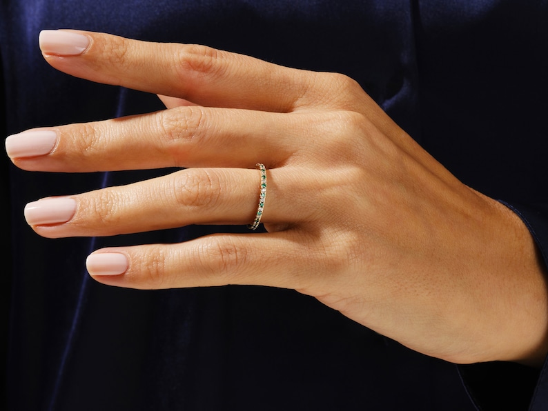 Anillo con piedra natal, alianza de eternidad completa alternada, regalo para ella. imagen 5