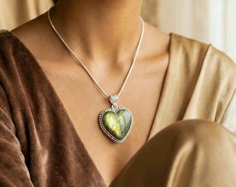 Colgante de corazón de labradorita, collar bohemio hecho a mano con baño de plata.