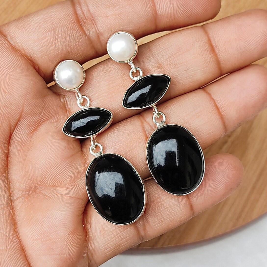 ブラックオニキスパールのドロップピアス、925シルバーメッキ 
