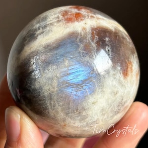 以下が含まれることがあります： 虹色の青と赤の光沢のある白い、灰色、茶色の球体。球体はラブラドライト製です。