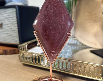 Cristal de Quartzo Morango Natural em Formato de Diamante com Suporte, Quartzo Morango Vermelho em Formato de Losango
