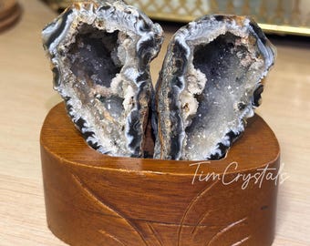 Conjunto de geodos de drusa preta, cristais de ágata brasileira com suporte.