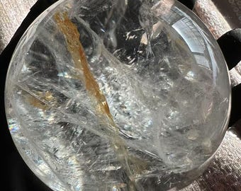 Esfera de quartzo transparente polido natural com decoração em cristal hematóide amarelo