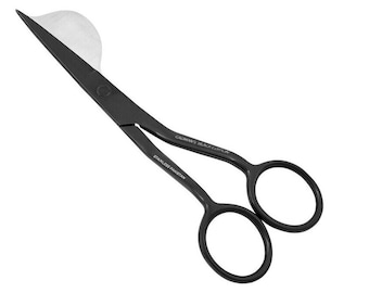 Puede incluir: Tijeras negras con cuchillas y mangos de acero inoxidable. Las tijeras tienen el texto "Cadman's Black Edition" y "Stainless Pakistan" impreso en ellas.