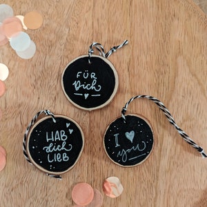 Holzanhänger handbeschriftet / Geschenkanhänger für Verliebte / Jahrestag / Mitbringsel / kleines Geschenk /Hochzeitstag / Aufmerksamkeit
