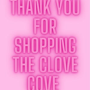 以下が含まれることがあります： ピンクのネオンサインに「Clove Coveでお買い物いただきありがとうございます」という文字が書かれています