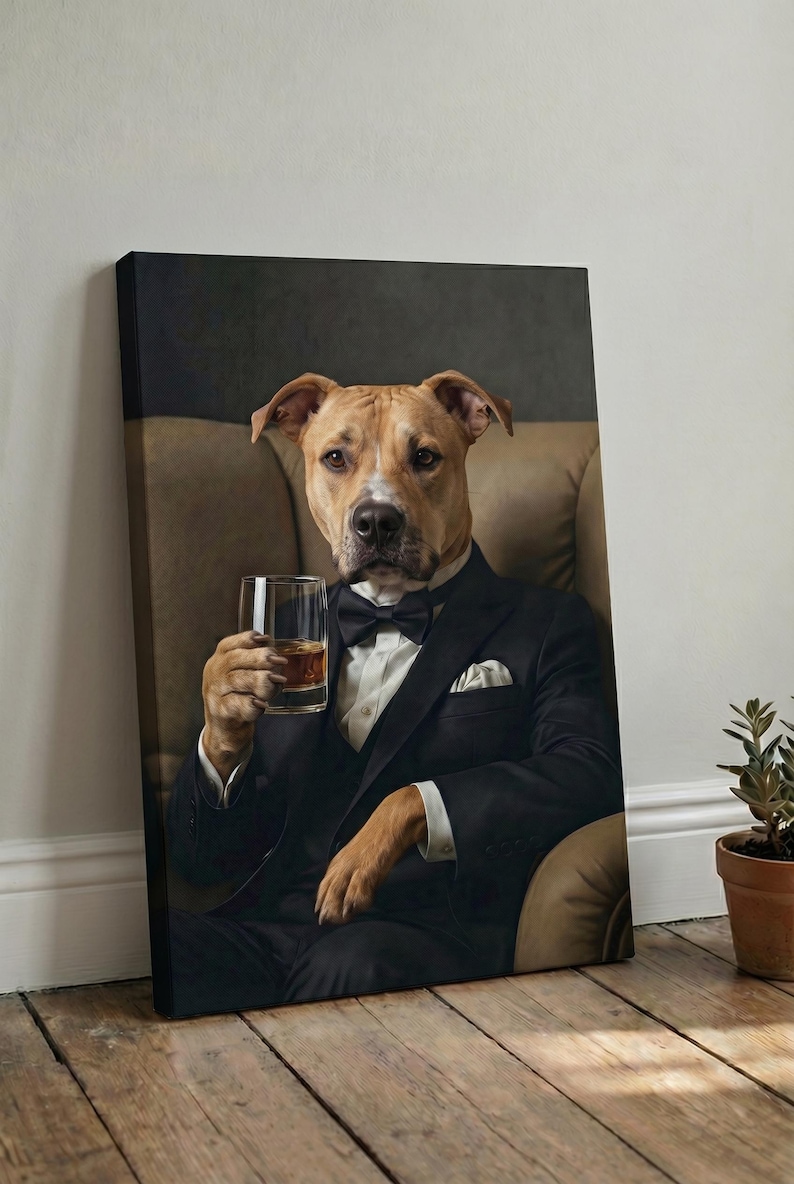 Puede incluir: Un lienzo impreso que muestra a un perro pitbull de color canela con el hocico blanco, vestido con esmoquin negro, camisa blanca y pajarita negra. El perro est&aacute; sentado en un sill&oacute;n de cuero beige y sostiene un vaso con l&iacute;quido &aacute;mbar.