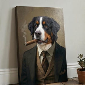 Puede incluir: Un lienzo rectangular con el retrato de un perro de monta&ntilde;a de Berna vestido con un traje formal marr&oacute;n, chaleco y corbata. El perro aparece con un cigarro encendido en la boca, con humo visible elev&aacute;ndose sobre un fondo marr&oacute;n apagado.