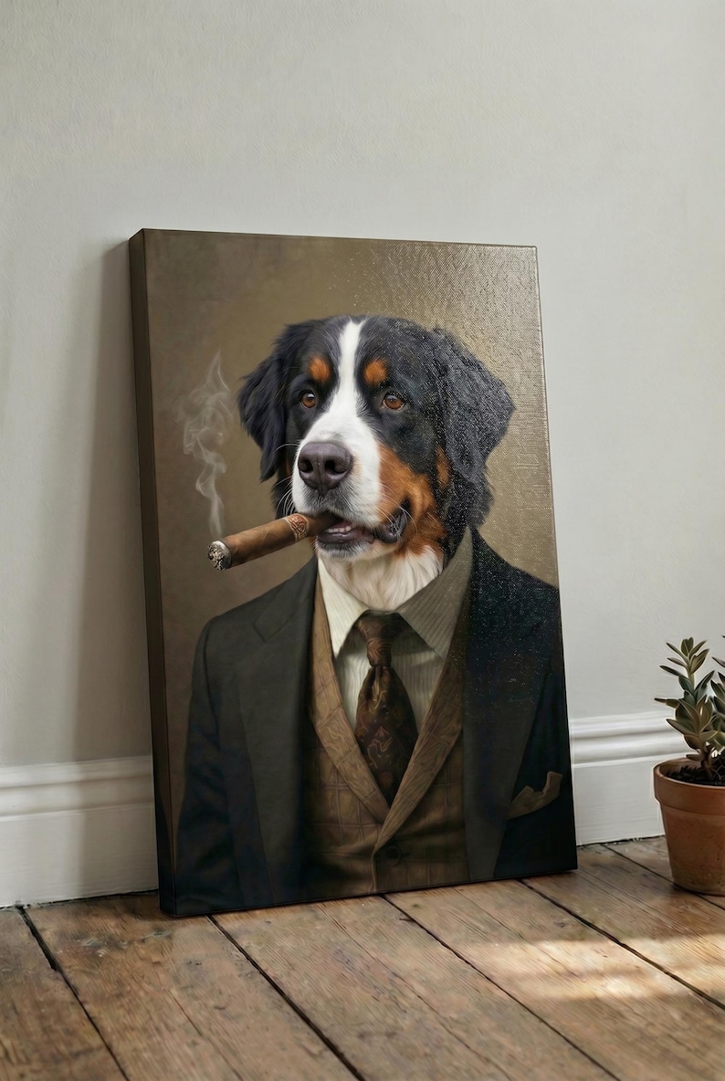 Puede incluir: Un lienzo rectangular con el retrato de un perro de monta&ntilde;a de Berna vestido con un traje formal marr&oacute;n, chaleco y corbata. El perro aparece con un cigarro encendido en la boca, con humo visible elev&aacute;ndose sobre un fondo marr&oacute;n apagado.