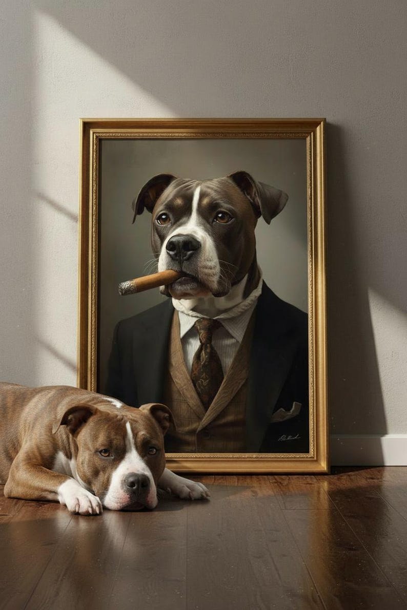 Puede incluir: Un retrato enmarcado de un perro marr&oacute;n y blanco con traje negro, chaleco marr&oacute;n y corbata estampada, sosteniendo un cigarro en la boca. Un perro marr&oacute;n y blanco con una mancha blanca en la cara yace en el suelo frente al marco dorado.
