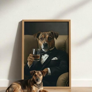 Puede incluir: Un retrato enmarcado de un perro marr&oacute;n con esmoquin negro, camisa blanca, pajarita negra y pa&ntilde;uelo de bolsillo, sosteniendo un vaso de l&iacute;quido &aacute;mbar sentado en una silla beige. Un perro marr&oacute;n y negro yace en el suelo frente al marco.