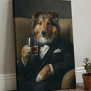Puede incluir: Un lienzo impreso con el retrato de un perro collie marr&oacute;n y blanco vestido con un esmoquin negro con camisa blanca, pajarita negra y pa&ntilde;uelo de bolsillo, sentado en un sill&oacute;n color canela mientras sostiene un vaso de l&iacute;quido &aacute;mbar.