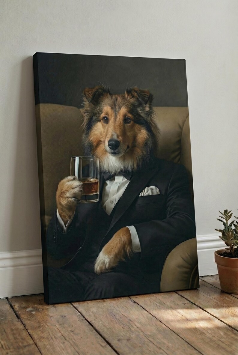 Puede incluir: Un lienzo impreso con el retrato de un perro collie marr&oacute;n y blanco vestido con un esmoquin negro con camisa blanca, pajarita negra y pa&ntilde;uelo de bolsillo, sentado en un sill&oacute;n color canela mientras sostiene un vaso de l&iacute;quido &aacute;mbar.