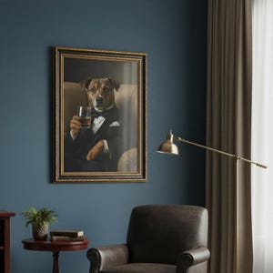 Puede incluir: Una l&aacute;mina de arte mural enmarcada que muestra a un perro marr&oacute;n y blanco vestido con esmoquin negro, camisa blanca y pajarita negra. El perro est&aacute; sentado en una silla y sostiene un vaso transparente que contiene un l&iacute;quido de color &aacute;mbar.
