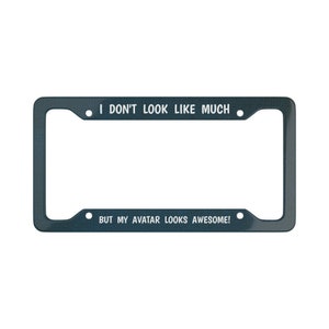 Może przedstawiać: Czarna ramka na tablicę rejestracyjną z białym tekstem, który brzmi: "Nie wyglądam na wiele, ale mój awatar wygląda niesamowicie!"