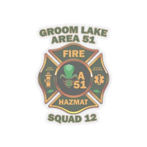 以下が含まれることがあります： 「Groom Lake Area 51 Fire Hazmat Squad 12」という文字が書かれた緑と金の消防署のエンブレム。エンブレムには、スタイリッシュなエイリアンの頭が描かれており、その中に「A 51」という文字が書かれている。