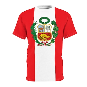 Peut inclure: Un t-shirt rouge, blanc et rouge avec les armoiries du Pérou imprimées sur le devant. Les armoiries présentent un lama, un arbre et un arbre à quinquina.