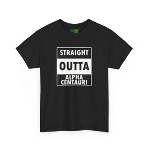 Puede incluir: Camiseta negra con texto blanco que dice "Straight Outta Alpha Centauri" en un cuadro.