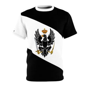 Puede incluir: Camiseta blanca con un diseño diagonal en blanco y negro. La camiseta presenta un emblema de águila negra con una corona, una espada y un cetro. El águila está centrada en la parte blanca de la camiseta.
