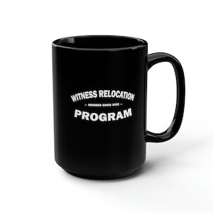 Może przedstawiać: Czarny kubek ceramiczny z białym tekstem, który brzmi "Witness Relocation - Member Since 2022 - Program".
