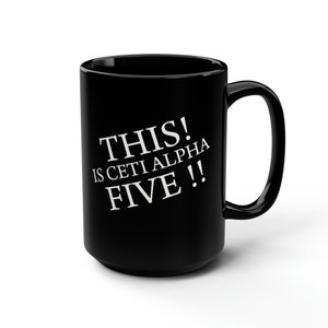 Puede incluir: Taza de café de cerámica negra con texto blanco que dice "THIS! IS CETI ALPHA FIVE!!"