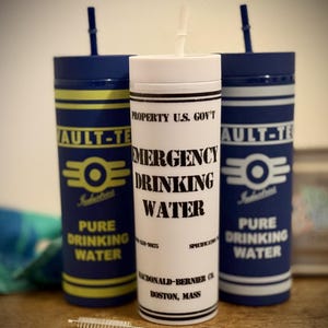 Tumblermugg – Fallout-inspirerad – 600 ml Vault-Tec Fan Art isolerad flaska